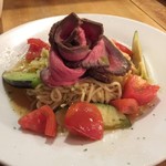 カフェ＆ビア　あるかアるか - 夏メニューから、ローストビーフのパスタ♪
      厚切りローストビーフが、お花のように盛り付けてあって、崩してしまうの躊躇いました（笑）
      お肉、美味しかった〜！肉肉しい！
      さらに添えられたフルーツトマトと水ナスが、もう贅沢過ぎる一品！