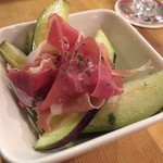 カフェ＆ビア　あるかアるか - 夏メニューから、水ナス生ハム♪
      水ナスと生ハムが、こんなに合うなんて、
      シャキッとみずみずしい水ナス、シンプルな味付けが素材を活かす一品！！