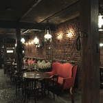 Antik-Hof Bissee - テーブルやソファはアンティーク