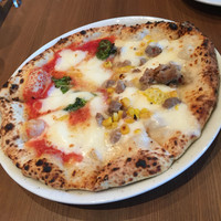 PIZZERIA347 by il pinolo - 釜焼きピザ。マルガリータと…肉とコーンのピザ？（＾∇＾）
