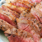 Shikisai Kawakami - 新潟和牛ランプ肉の一番良い部位を使ったステーキです。りんごダレ、辛子醤油でどうぞ