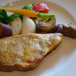 アミタ - 地元の何とかポークのピカタに10種類のお野菜添え