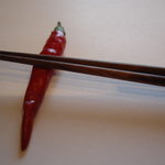 アミタ - 箸置きは生の唐辛子なんですよ。