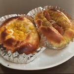 粉とクリーム - 惣菜パソはカレーかウインナーにかぎる。カレーとウインナーのハイブリッド、それに珍しくトウモロコシがのせられたものなど。  自宅にて