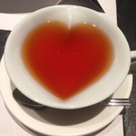 現代ガストロノミー 四匹の猫 - ♡型のカップ