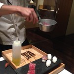 現代ガストロノミー 四匹の猫 - 牛肉を炙るパフォーマンス