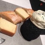 現代ガストロノミー 四匹の猫 - パンとクリームバター