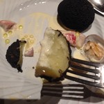 現代ガストロノミー 四匹の猫 - 手前の黒い物はじゃがいも