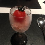 現代ガストロノミー 四匹の猫 - 炭酸の入ったトマト