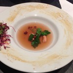 現代ガストロノミー 四匹の猫 - タコのスープ