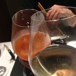 現代ガストロノミー 四匹の猫 - 人参とりんごのジュースと白ワイン