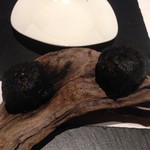 現代ガストロノミー 四匹の猫 - トリュフ見立ての鶏肉