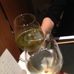 現代ガストロノミー 四匹の猫 - ほうれん草とキウイのジュースと白ワイン