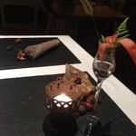 現代ガストロノミー 四匹の猫 - テーブル上の小物