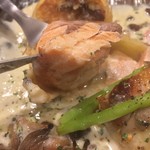 ペッピーノ - サーモンのパイ包焼濃厚チーズソースUP('16.08)