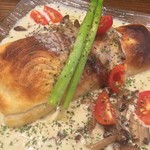 ペッピーノ - サーモンのパイ包焼濃厚チーズソース 800yen('16.08)