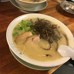 元祖長浜屋台ラーメン一心亭 - ラーメン到着。
            トッピング券でキクラゲ増し。
            ちょっと塩味が欲しいかなぁというスープ。
            濃厚ですけどね。
            パンチもう少し欲しいかなぁ。