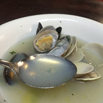 裏ヒロヤ - 2016年8月31日色々な貝の白ワイン蒸し680円の滋味あふれるスープ