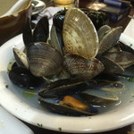裏ヒロヤ - 2016年8月31日色々な貝の白ワイン蒸し680円
