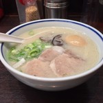 元祖 名島亭 - ラー博は俺の社員食堂。  ミニ築炉釜出しとんこつラーメソ！  トッピング無料券をいただいたので、味玉！  今日はかためで。あっさり、しかし旨味しっかり。イイね！