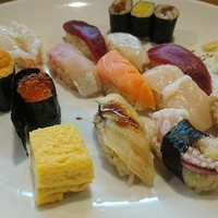 豊鮨 - ランチのにぎり12貫に巻物3つと玉子焼き税込￥1000
                シャリは赤酢！