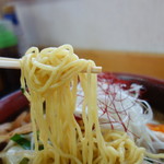 Kicchin Tanaka - 麺は沼宮内ではかなりレアな中太の低加水タイプ。モチモチしていて美味い