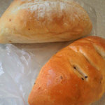 ルウブル パン工房 - 黒ごまいもパン160円、玄米パン80円、コーンピザ160円