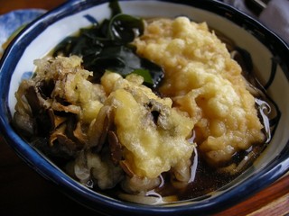 Teuchi Soba Shougetsuan - セットの温蕎麦は舞茸天ぷら入りでした