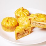 ハイナン焼きショーロンポー - 赤い皮には赤唐辛子、ラー油、その他調味料を調合した麻辣（マーラー）ソースが入っていますので、ちょっとピり辛味になっています。