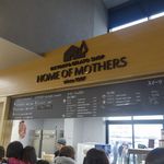 ホーム オブ マザーズ - メニュー表を見るとジェラート、ソフトクリーム、コーヒー、スイーツメニューと大変豊富。加えて大人気なお店です。