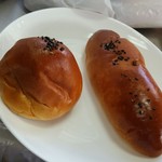 パン･アトリエ･ リチュード - 左→城山あんぱん、右→おいもパン
