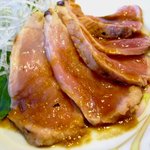 とんとん農場レストラン - 豚肉のたたき。無菌豚だからこそ可能なこの美食。牛とは違った豚肉の甘さが広がる。