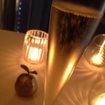 エスキス - コースに含まれるシャンパンとエスキスの置物