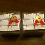 Royal Bakery - パイナップルケーキ、6個入りで販売されています。(2016年8月)