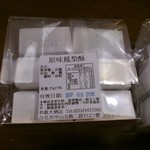 Royal Bakery - パイナップルケーキ、6個入りで販売されています。(2016年8月)