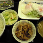 松屋 - 2010/10/29　ソーセージエッグW定食440円769kcal、小鉢はミニ豚皿111kcal 