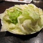 焼肉×もつ鍋 二子玉川 蔵月 - きゃべつの胡麻塩ダレ　お通し