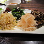 焼肉×もつ鍋 二子玉川 蔵月 - ナムル盛合せ　700円