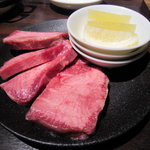 焼肉×もつ鍋 二子玉川 蔵月 - 厚切りタン　1,200円　1日限定5組　※新メニュー