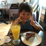 HOSHINO COFFEE - 2016.9.1  ケーキセットを前に✌️サインの我が娘〜