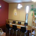 グッドタイムカフェ - 内観：入口の奥には６人用テーブル