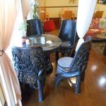 グッドタイムカフェ - 内観：入口左側に優雅な造りの４人テーブル、カーテンが仕切りにもなる