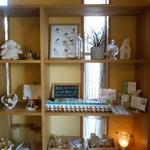 グッドタイムカフェ - 内観：入って右手の飾り棚には、マスターのこだわりの品