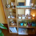 グッドタイムカフェ - 内観：入って右手の飾り棚には、マスターのこだわりの品