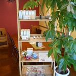 グッドタイムカフェ - 内観：入って正面ティーグッズ