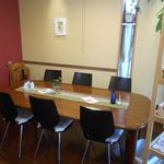 グッドタイムカフェ - 内観：入口の奥には６人用テーブル