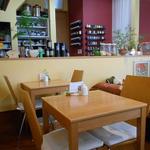 グッドタイムカフェ - 内観：奥のテーブルは白木