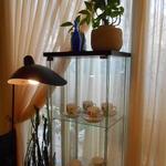 グッドタイムカフェ - 内観：カップのコレクション棚