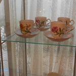 グッドタイムカフェ - 内観：カップのコレクション棚