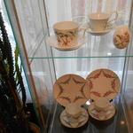 グッドタイムカフェ - 内観：カップのコレクション棚